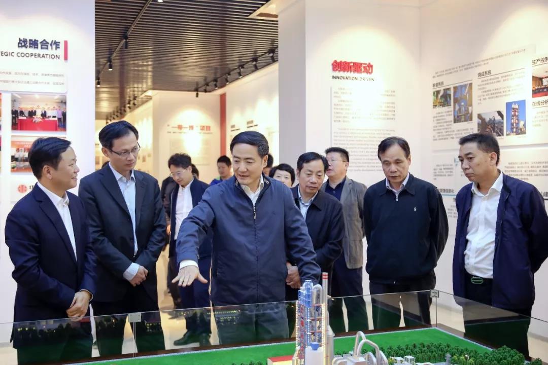 浙江省人大常委會(huì)副主任趙光君（左三）看望省人大代表、紅獅集團(tuán)董事長(zhǎng)章小華